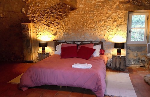 Saint-Hilaire-de-Lusignan Cama Y Desayuno | Bed and Breakfast Four à Pruneaux