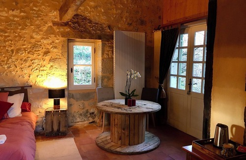 Saint-Hilaire-de-Lusignan Cama Y Desayuno | Bed and Breakfast Four à Pruneaux