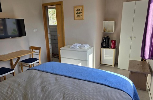 Komiza Cama Y Desayuno | Bed and Breakfast BLUE in BLUE, Room GREEN +