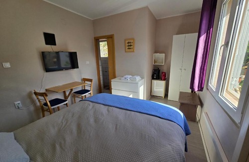Komiza Cama Y Desayuno | Bed and Breakfast BLUE in BLUE, Room GREEN +