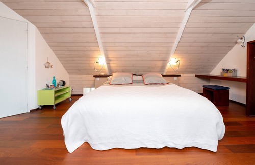 Arzano Cama Y Desayuno | Alojamiento y desayuno 'Chambre Campanule' con piscina compartida, terraza compartida y Wi-Fi