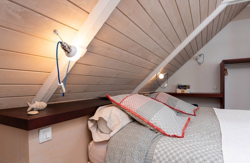 Arzano Cama Y Desayuno | Alojamiento y desayuno 'Chambre Campanule' con piscina compartida, terraza compartida y Wi-Fi