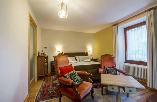 Issogne Cama Y Desayuno | Alojamiento y desayuno 'Il Pellegrino' con vistas a la montaña, jardín compartido y Wi-Fi