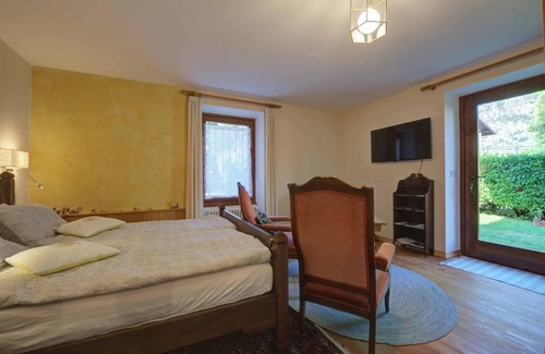 Issogne Cama Y Desayuno | Alojamiento y desayuno 'Il Pellegrino' con vistas a la montaña, jardín compartido y Wi-Fi