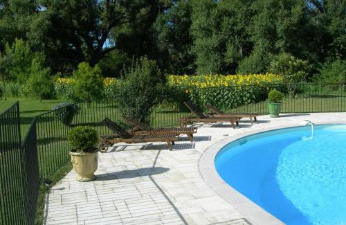 Suze-la-Rousse Cama Y Desayuno | Bed and Breakfast Le Moulin De Champdurand