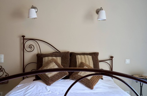 Gabillou Cama Y Desayuno | Bed and Breakfast 'Mélanosporum' with Private Terrace, Shared Garden and Wi-Fi