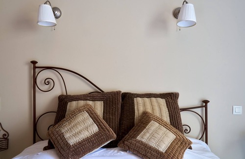 Gabillou Cama Y Desayuno | Bed and Breakfast 'Mélanosporum' with Private Terrace, Shared Garden and Wi-Fi