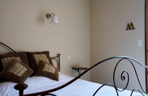 Gabillou Cama Y Desayuno | Bed and Breakfast 'Mélanosporum' with Private Terrace, Shared Garden and Wi-Fi