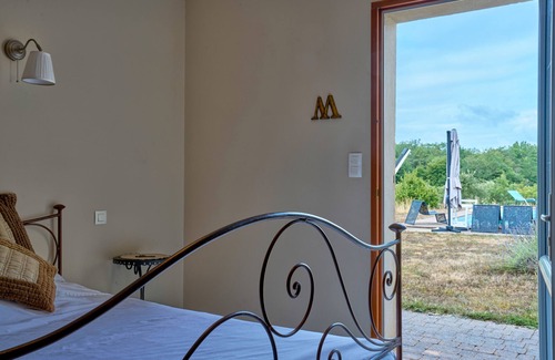 Gabillou Cama Y Desayuno | Bed and Breakfast 'Mélanosporum' with Private Terrace, Shared Garden and Wi-Fi
