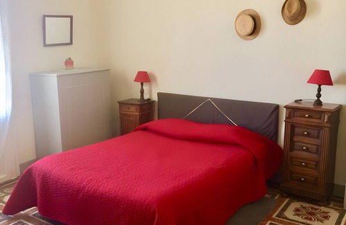 Salinelles Cama Y Desayuno | Bed and Breakfast 'Printemps' con terraza compartida, jardín privado y Wi-Fi