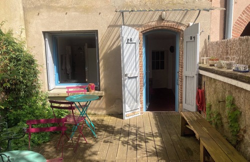 Coufouleux Cama Y Desayuno | Bed and breakfast with outdoor courtyard. 500m from train station.