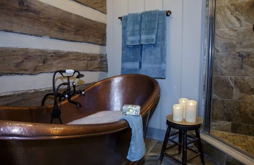 Staunton Cama Y Desayuno | Bed&Breakfast in a 1795 Log Cabin on working farm, Honorable Jacob Swoope Suite