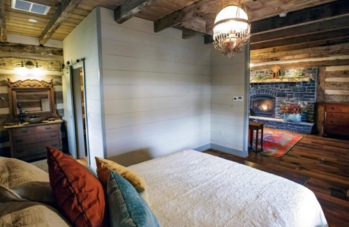 Staunton Cama Y Desayuno | Bed&Breakfast in a 1795 Log Cabin on working farm, Honorable Jacob Swoope Suite