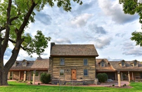 Staunton Cama Y Desayuno | Bed&Breakfast in a 1795 Log Cabin on working farm, Honorable Jacob Swoope Suite