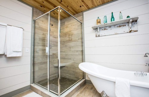 Staunton Cama Y Desayuno | Bed & Breakfast in a 1795 Log Cabin on working farm, Eliza Trent Swoope Suite
