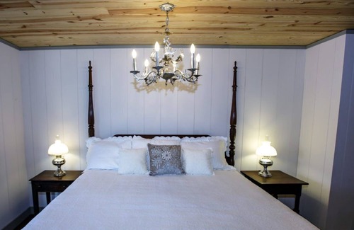 Staunton Cama Y Desayuno | Bed & Breakfast in a 1795 Log Cabin on working farm, Eliza Trent Swoope Suite