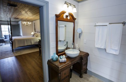 Staunton Cama Y Desayuno | Bed & Breakfast in a 1795 Log Cabin on working farm, Eliza Trent Swoope Suite