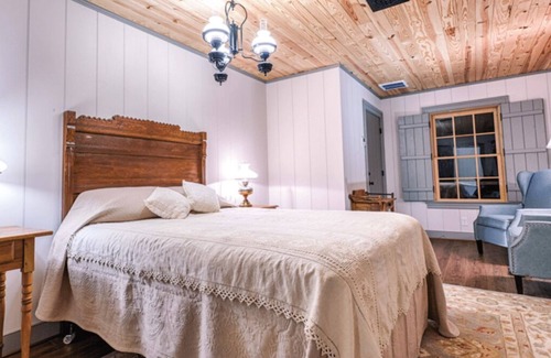 Swoope Cama Y Desayuno | Bed & Breakfast in a 1795 Log Cabin on working farm, George Washington, Sr Suite