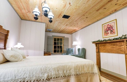 Swoope Cama Y Desayuno | Bed & Breakfast in a 1795 Log Cabin on working farm, George Washington, Sr Suite