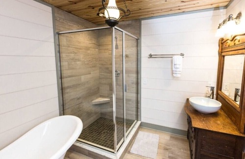 Swoope Cama Y Desayuno | Bed & Breakfast in a 1795 Log Cabin on working farm, George Washington, Sr Suite