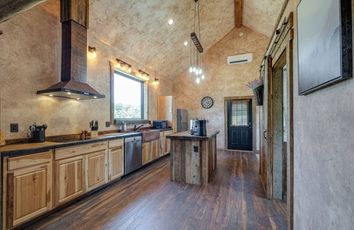 Bedford Cabina | Bedford Cabin w/ Porch, 5 Mi to Historic District!