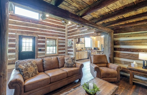 Bedford Cabina | Bedford Cabin w/ Porch, 5 Mi to Historic District!