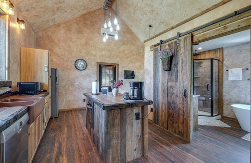 Bedford Cabina | Bedford Cabin w/ Porch, 5 Mi to Historic District!