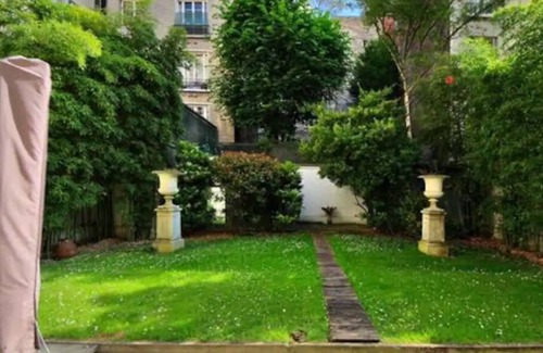 Porte-Dauphine Casa | Bedroom and small study on veranda overlooking quiet garden