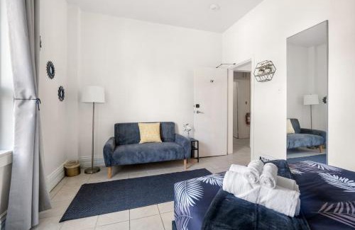 Earlscourt Apartamento | Bedroom in Corso Italia Neighborhood