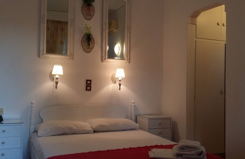 Agia Marina Cama Y Desayuno | Dormitorio a dos pasos de la playa de Agia Marina