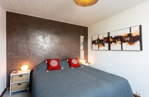 Cabrerets Apartamento | Bedroom with dining area +bathroom - View & Garden