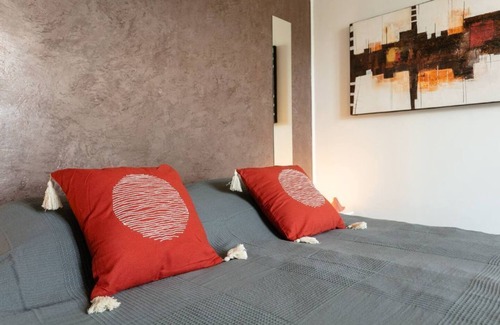 Cabrerets Apartamento | Bedroom with dining area +bathroom - View & Garden