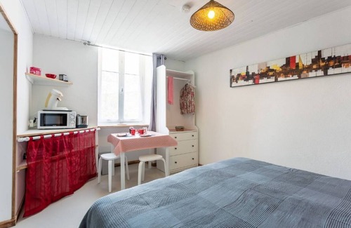 Cabrerets Apartamento | Bedroom with dining area +bathroom - View & Garden
