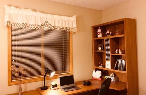 Fort Gary Casa | Bedrooms in Kenaston, Close to Walmart, Costco, IKEA, Outlet