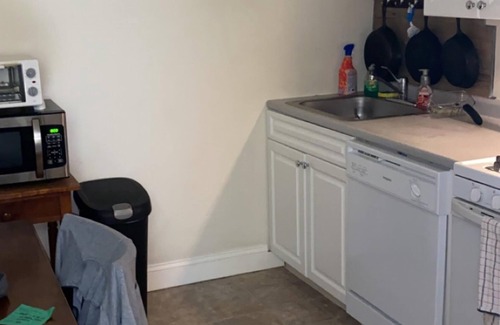 South Weymouth Apartamento | ¡Camas en el espacio de la sala bloqueadas por cortinas!