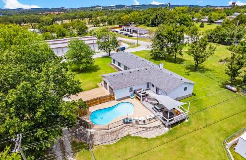 Branson Casa | Bee Creek Poolside