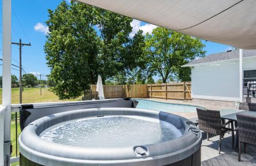 Branson Casa | Bee Creek Poolside
