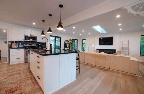 Fenelon Falls Cabaña | Bee's Luxury BeachHouse - Hot tub, Sauna, Playground, & Game room