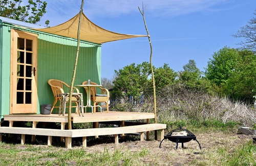 Dargun Casa | Bee wagon with fireplace & sauna can be used all year round in the natural garden