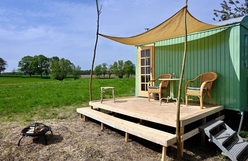 Dargun Casa | Bee wagon with fireplace & sauna can be used all year round in the natural garden
