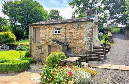 Worton Cabaña | Beebole Cottage, cosy 17th century cottage in heart of Yorkshire Dales near lake