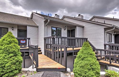 Beech Mountain Apartamento | Beech Mountain Condo with Balcony, Walk to Resort!