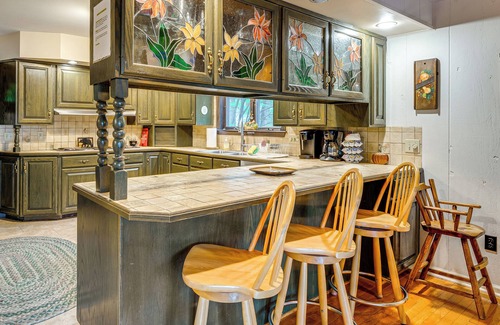 Drums Casa | Beech Mt Lakefront Gem! Hot Tub, Kayaks, Billiards