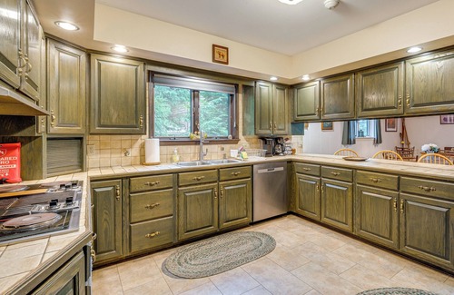 Drums Casa | Beech Mt Lakefront Gem! Hot Tub, Kayaks, Billiards