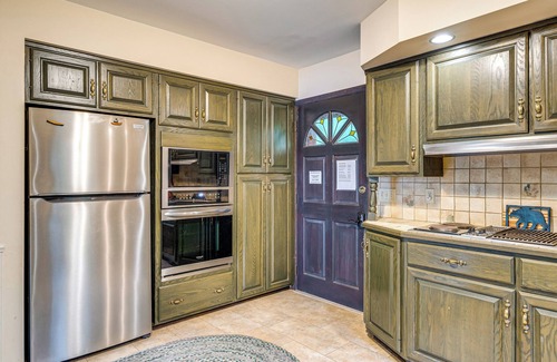 Drums Casa | Beech Mt Lakefront Gem! Hot Tub, Kayaks, Billiards