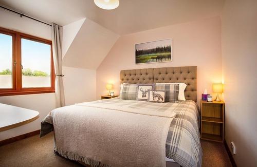 Alness Casa | Beechwood Lodge Guest House: 5-Bedroom Nature Retreat