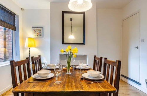 Bramcote Casa | Beeston town house - Sleeps 4