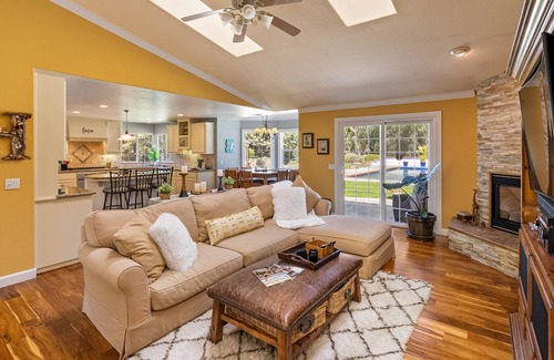 Templeton Casa | Behind The Red Door/Pool/Middle of Wine Country/Private/Gated/Pool Table