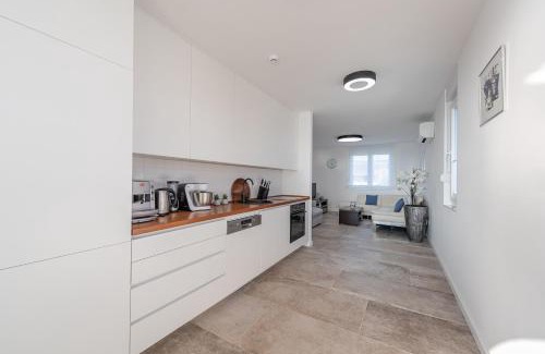 Mandre Casa | Bekina, stylish rooftop pool apartment