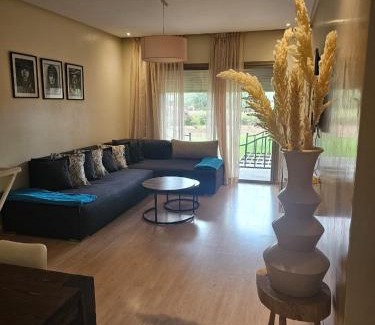 Menara Apartamento | Bel appartement avec piscine et jardin